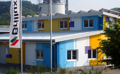 Fassadenmalerei an einem Firmengebäude im Schwarzwald, Hausfassade bunt