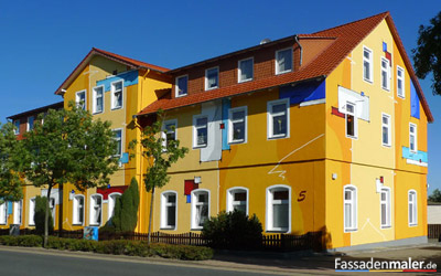 bunte fassadenmaler mehrfamilienhaus gelb